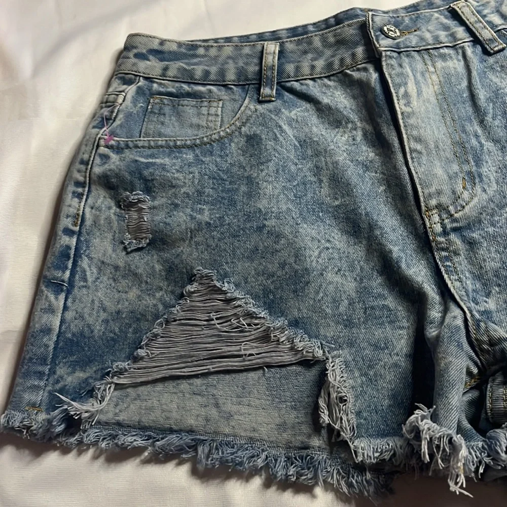 Fulunzi Distressed Denim Shorts